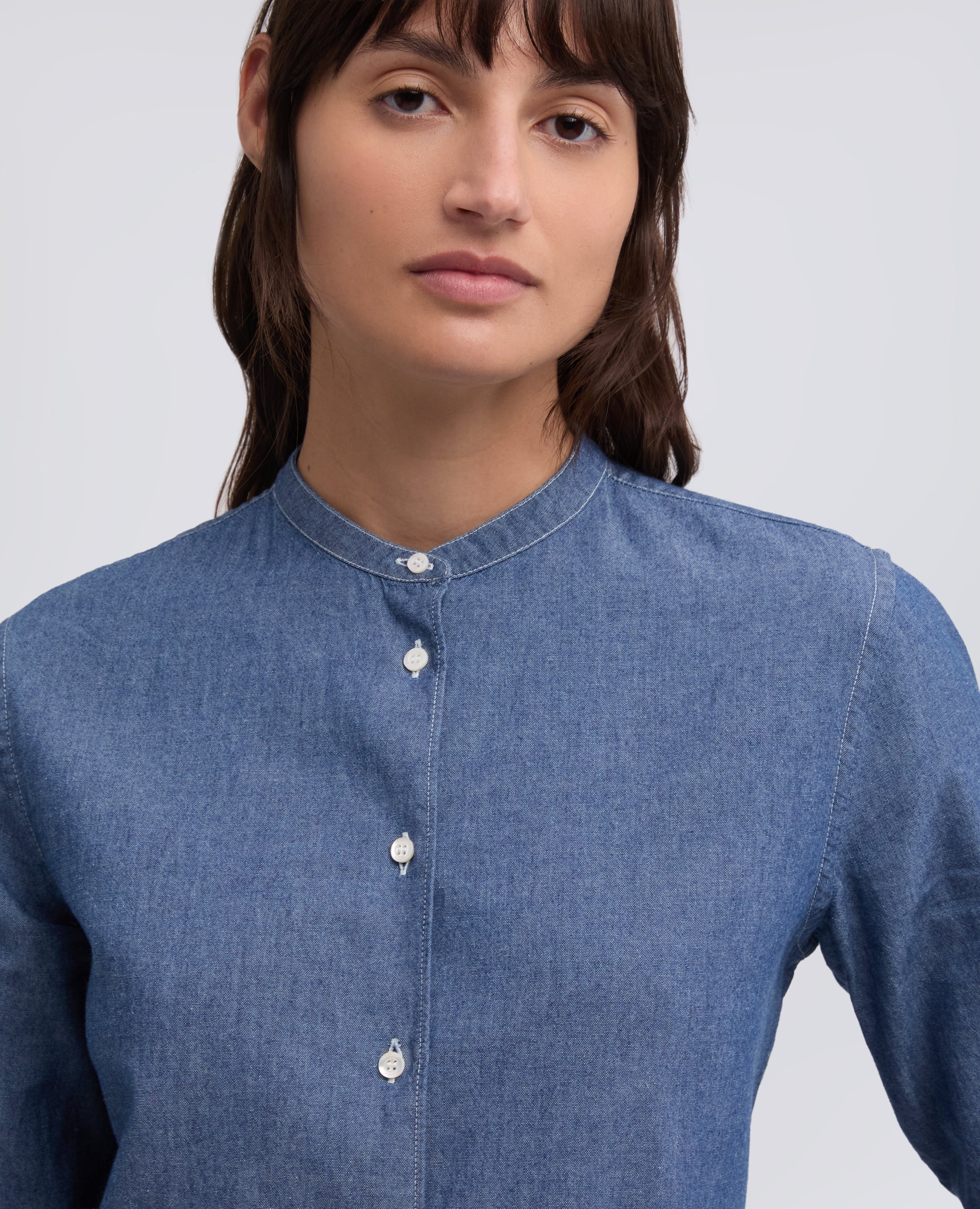CAMICIA IN CHAMBRAY COTONE GIAPPONESE CON COLLO ALLA COREANA - DENIM MEDIO - Image 4