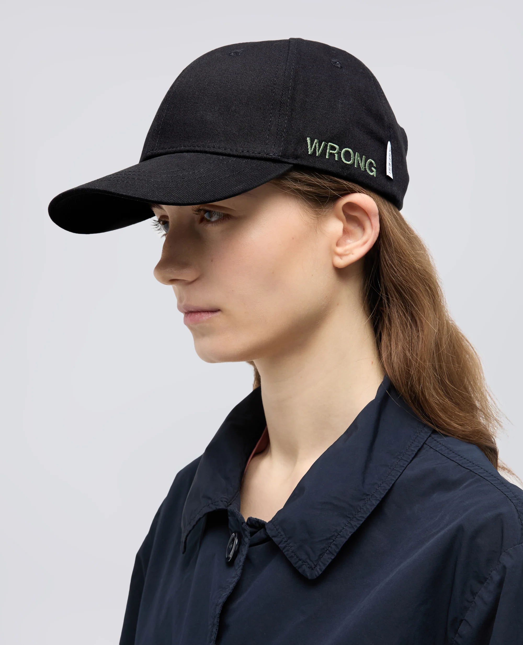 CAPPELLO IN GABARDINE DI COTONE CON LETTERING "WRONG" - NERO - Image 4