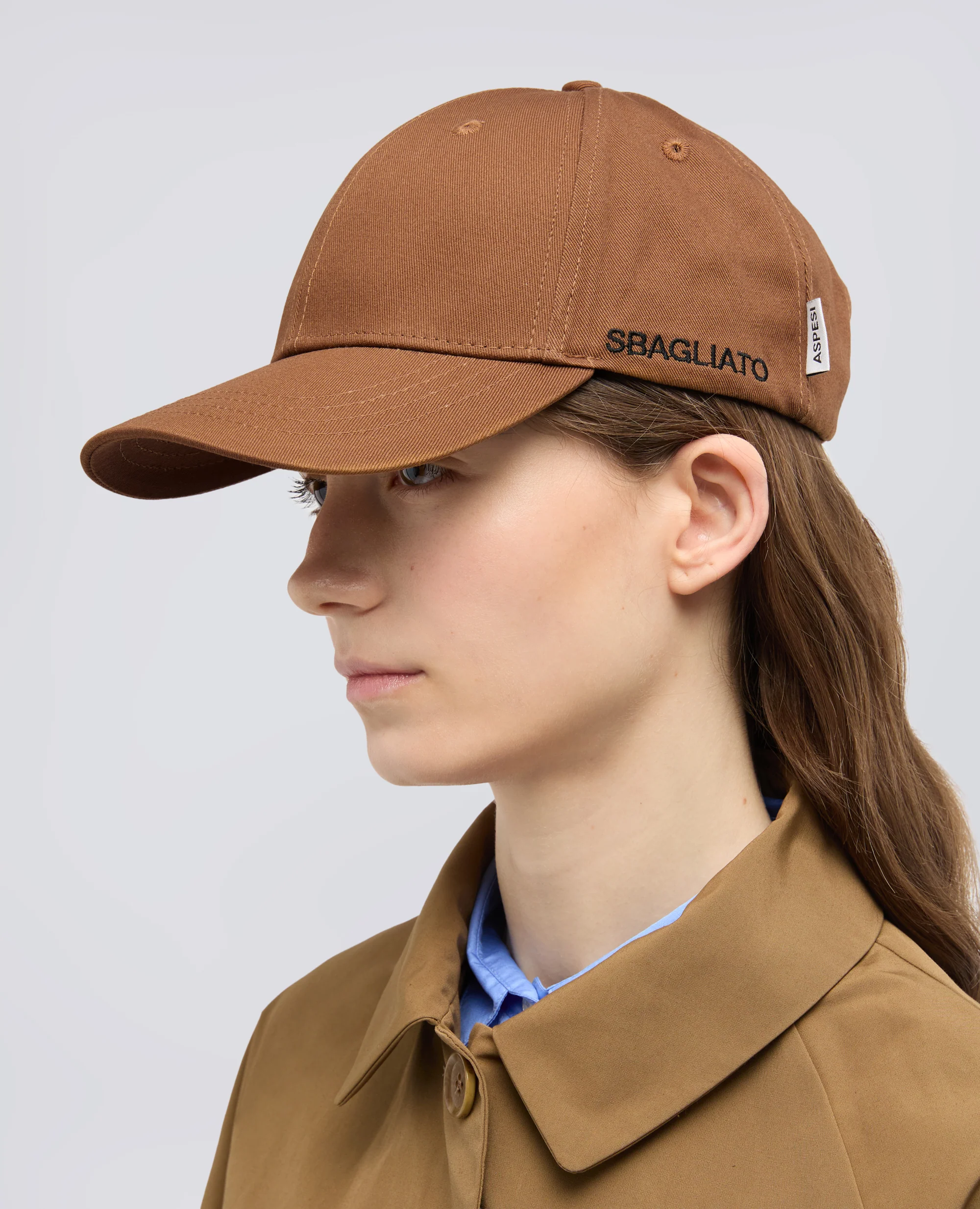 CAPPELLO IN GABARDINE DI COTONE CON LETTERING "SBAGLIATO" - TABACCO - Image 2