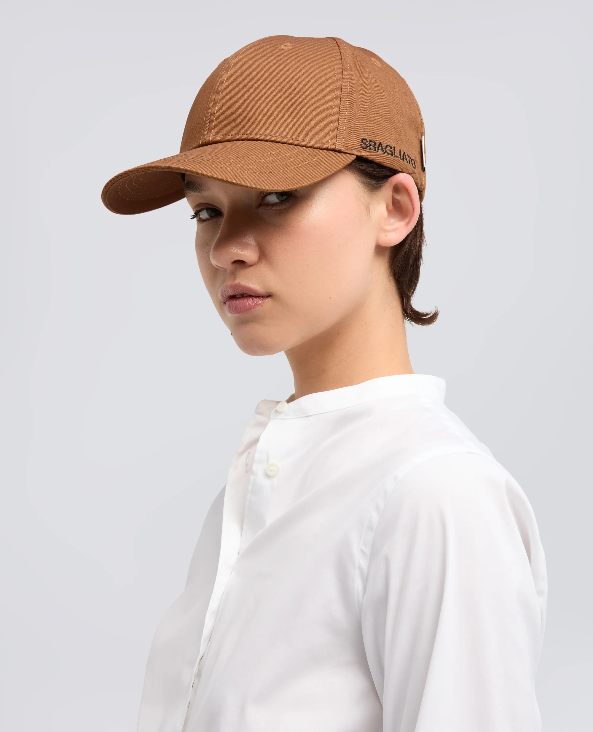 CAPPELLO IN GABARDINE DI COTONE CON LETTERING "SBAGLIATO" - TABACCO - Image 3