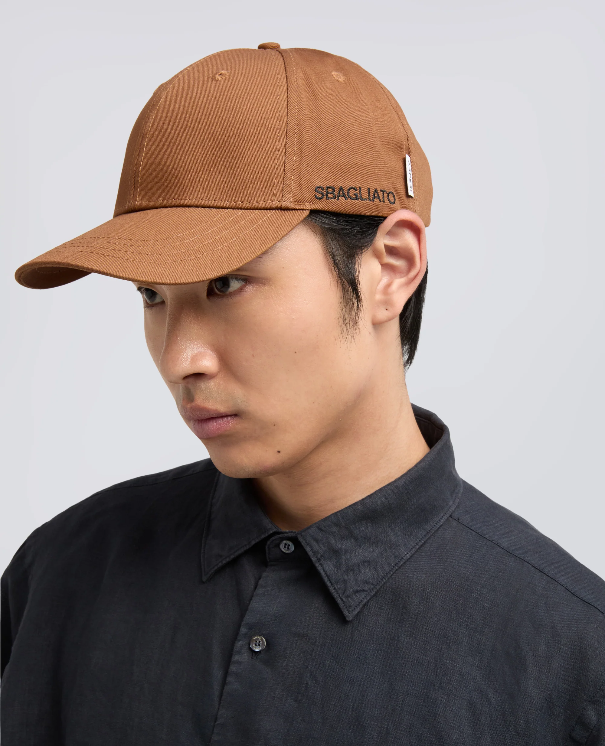 CAPPELLO IN GABARDINE DI COTONE CON LETTERING "SBAGLIATO" - TABACCO - Image 4