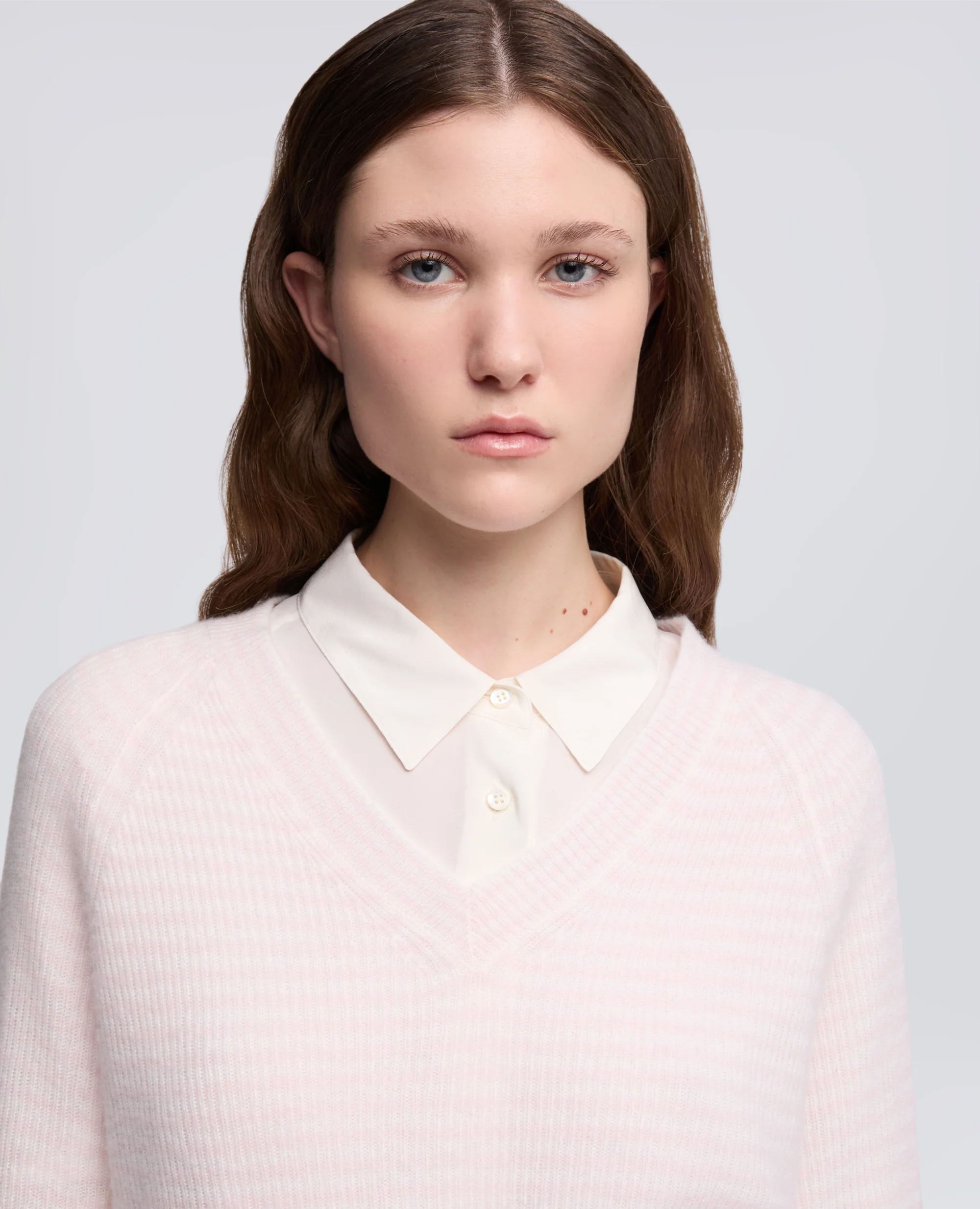 MAGLIA CON SCOLLO A "V" IN PURO CASHMERE - RIGA ROSA - Image 4