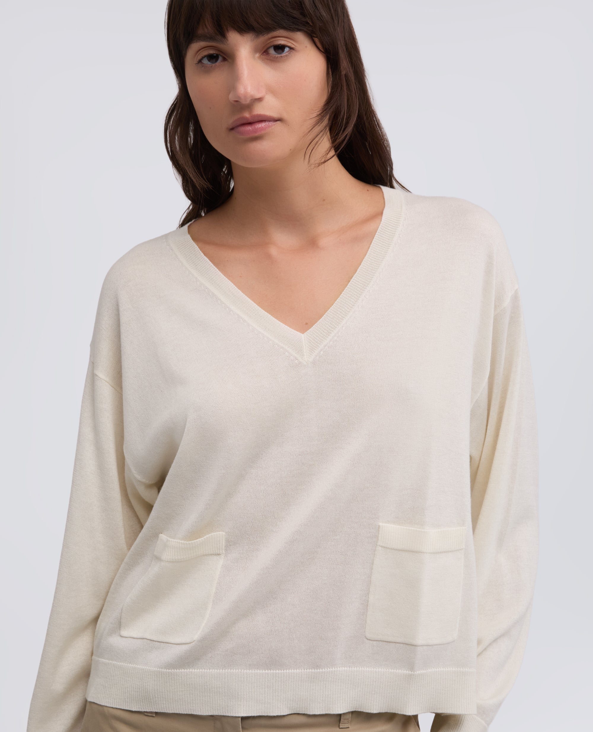 MAGLIA A MANICHE LUNGHE CON SCOLLO A "V" IN FILATO DI SETA, COTONE E CASHMERE - BIANCO - Image 4
