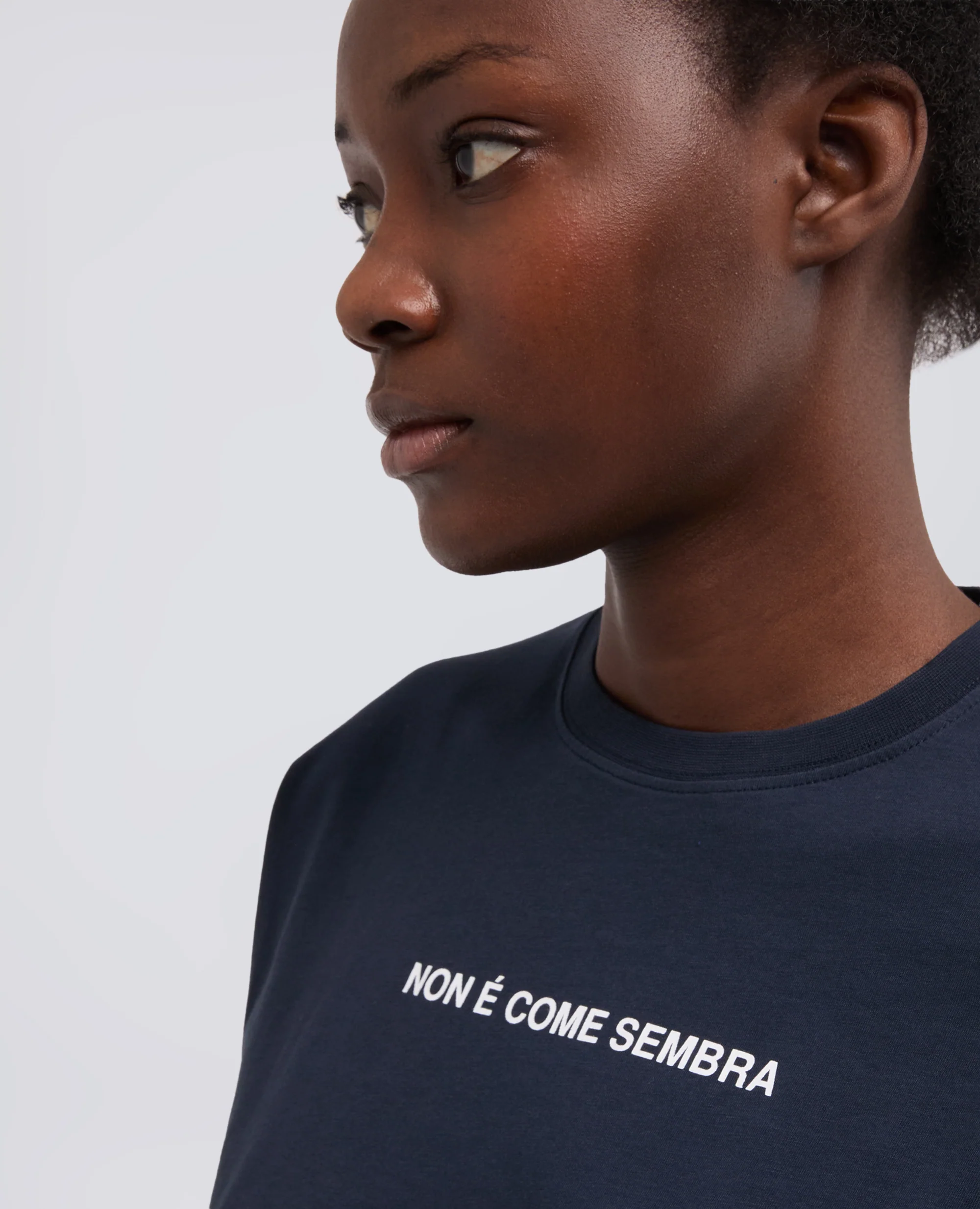 T-SHIRT IN JERSEY DI COTONE CON STAMPA "NON E COME SEMBRA" - NAVY - Image 4