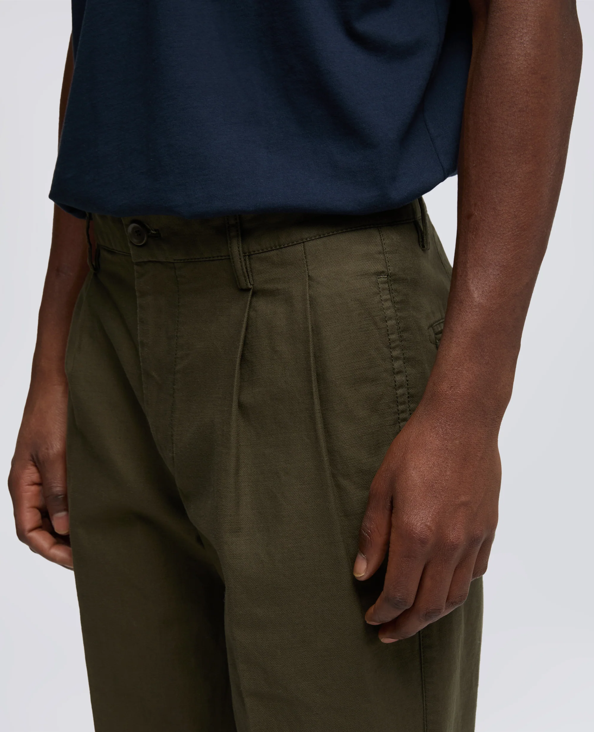 PANTALONE SLIM BANANA IN GABARDINA DI COTONE - MILITARE - Image 4